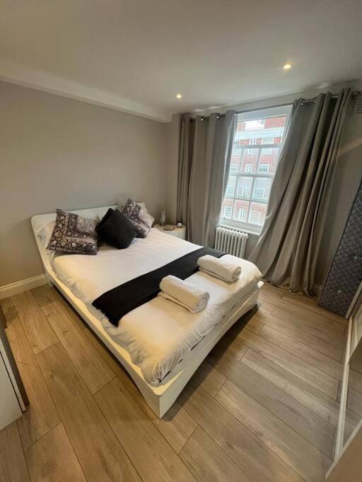 Stunning 3 Bedroom In Apartament Londra