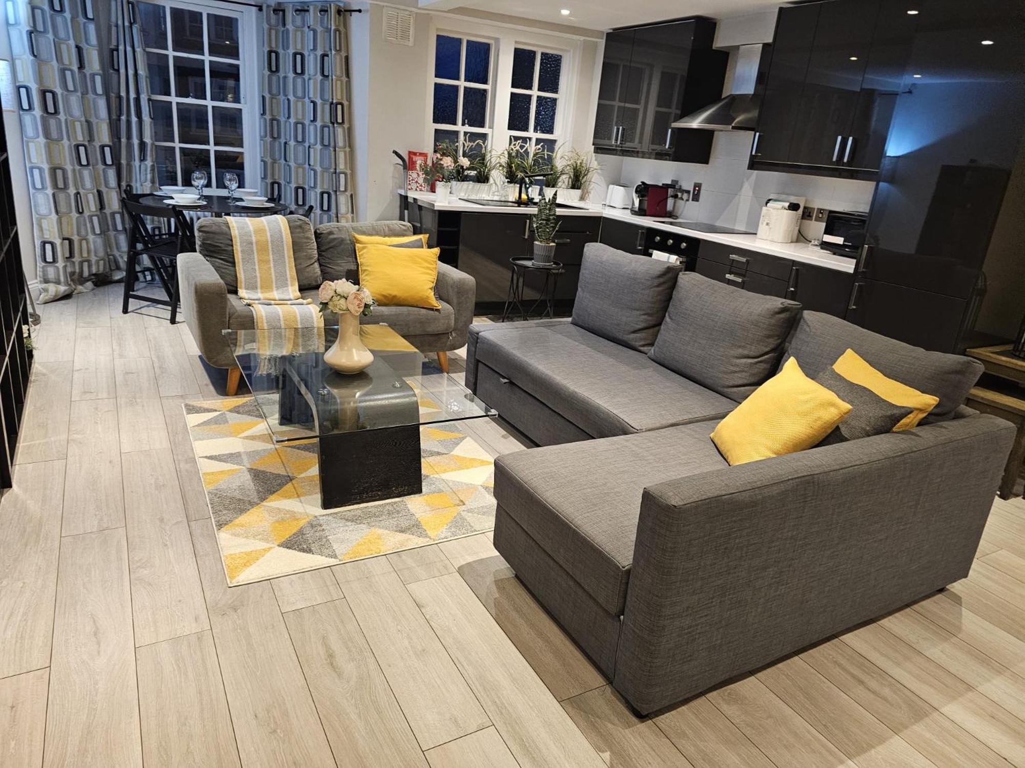 Stunning 3 Bedroom In Apartament *